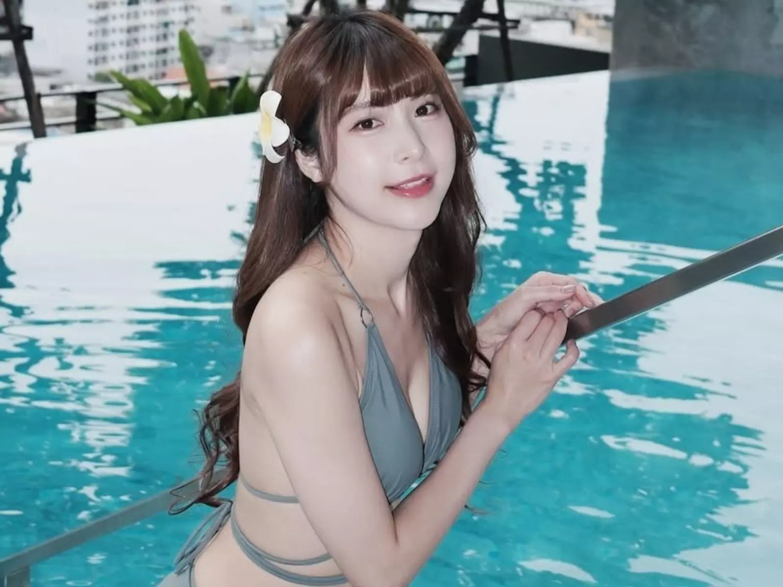 孟潔濕身解放火辣體態，背上胎記曝光成最美焦點！【野生抓正妹】