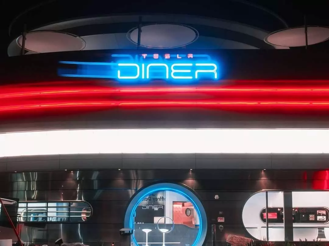 馬斯克進軍餐飲界！全球首間「Tesla Diner 」餐廳正式開張，用餐充電、看電影一次滿足！