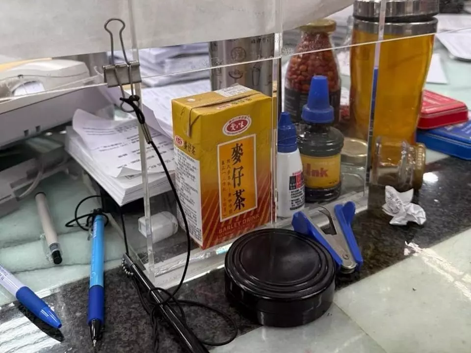 Threads 發問國稅局櫃檯為啥要放麥仔茶？網友歪樓：「叫人不要吵？」