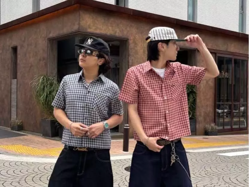 2025 盤點 7 款必收 Boxy 短版襯衫品牌推薦！Uniqlo、TCM⋯等品牌穿上秒變潮人！