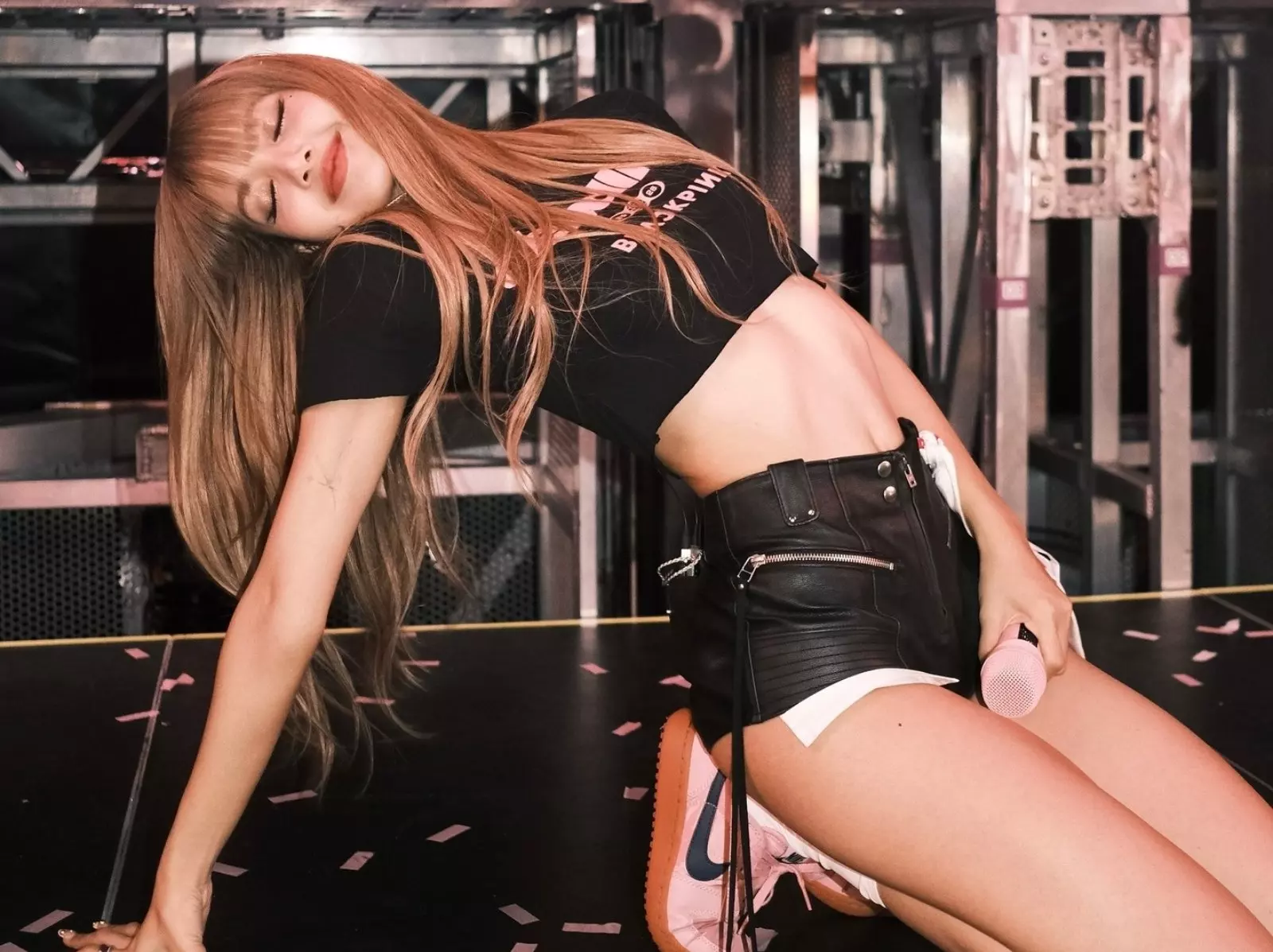 BLACKPINK Lisa 演唱會上腳兩雙 Nike 球鞋掀帶貨潮！同款都幫你神出來了～