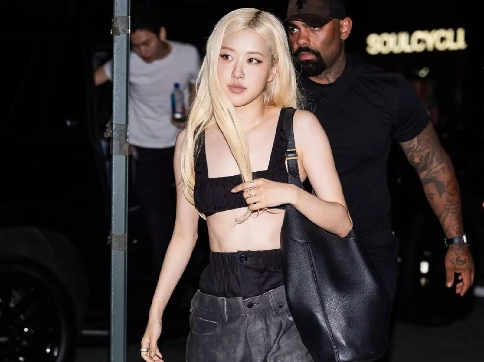 BLACKPINK Rosé 身高 168 激細背心辣秀腹肌曲線！「雙層褲」造型霸氣出街超吸睛！