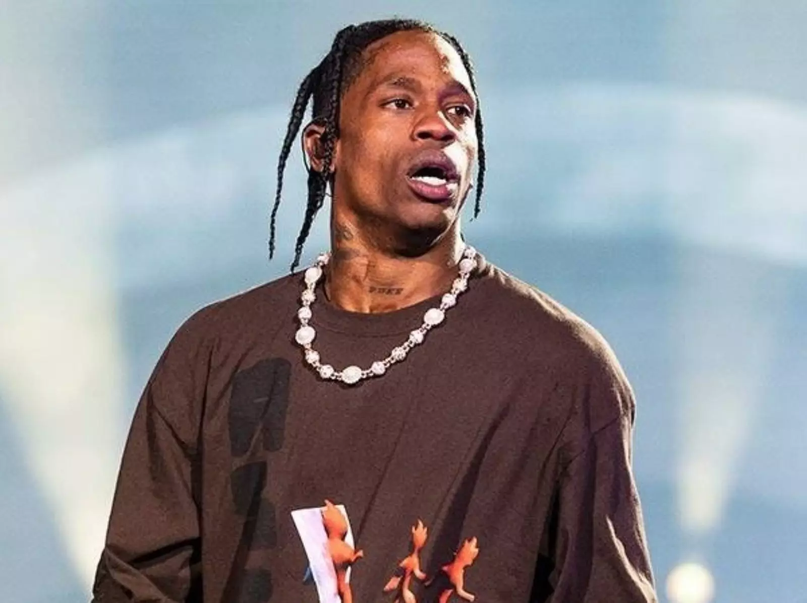 Travis Scott 法國度假被粉絲認出，幽默否認：「我是 AI！」