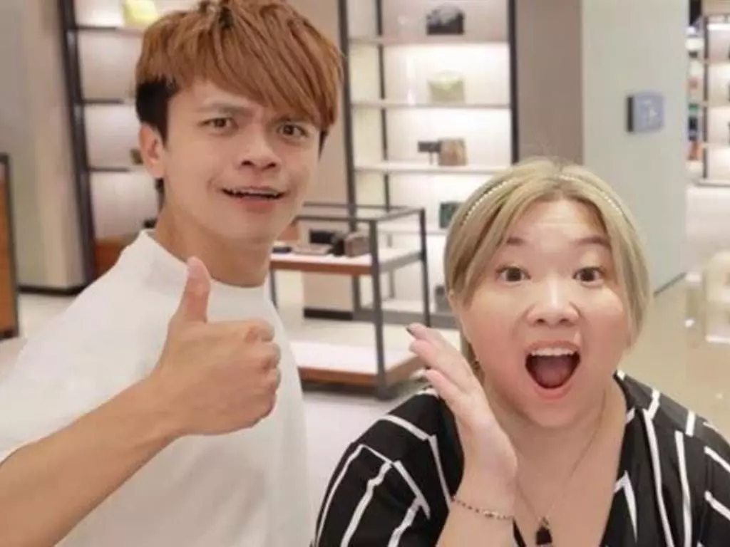 蔡阿嘎登蘿拉家麵店捧場！直言：「好好做生意才能還債！」