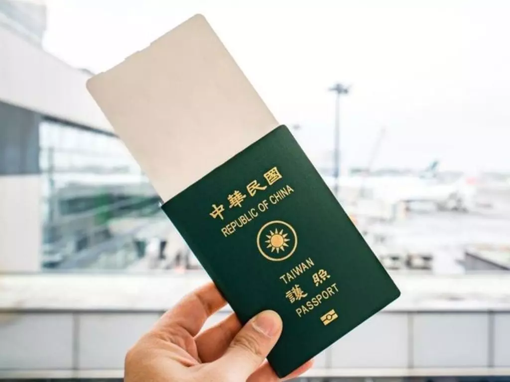 護照擅自蓋章、塗鴉恐遭拒絕登機！外交部回應了！