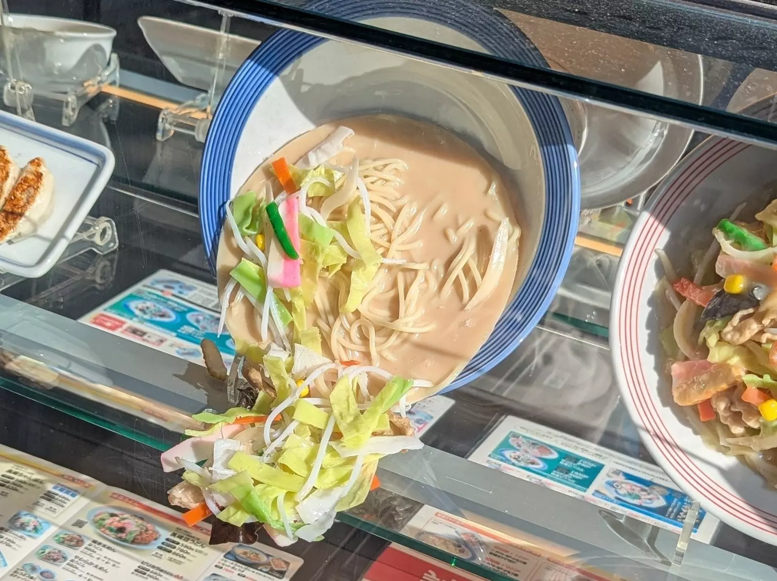 日本酷暑衝破 40 度！關東地區餐廳連食物模型都融化！