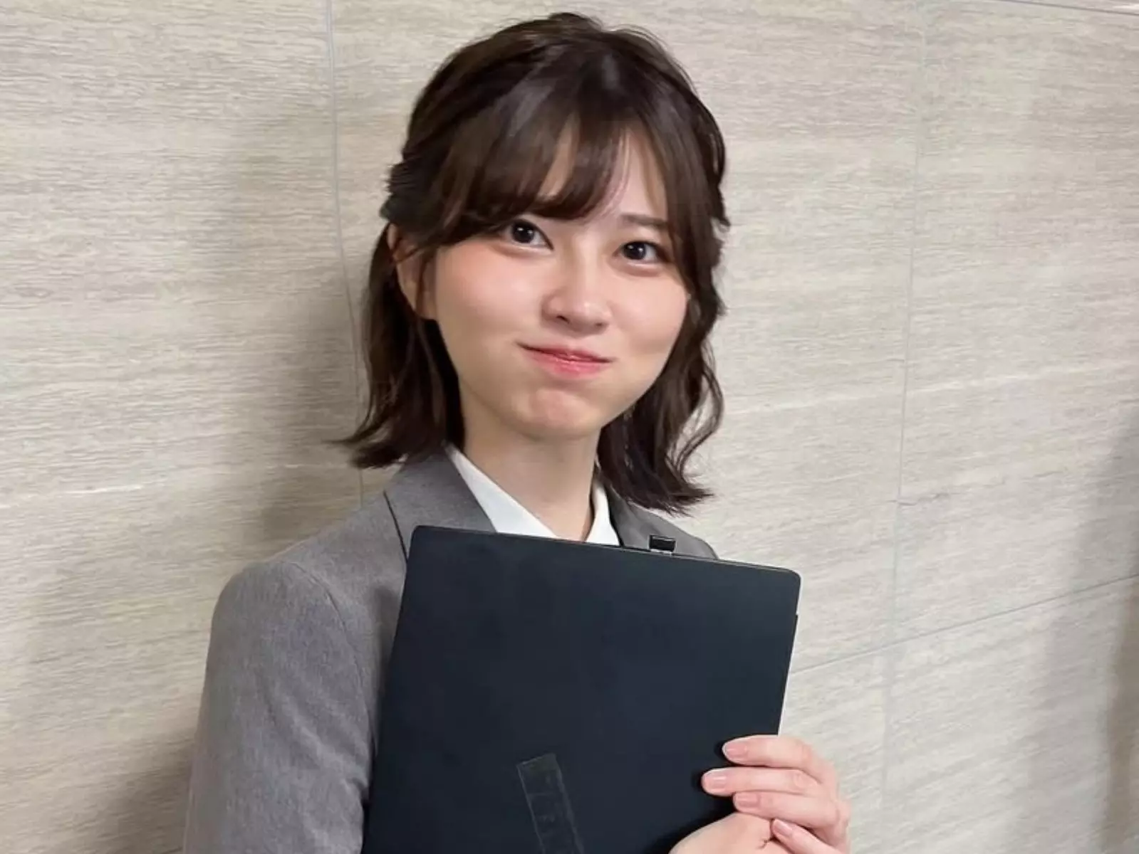 日本正妹 OL「荒木佐保里」狂吸 8 千萬次流量，甜美微笑照連馬斯克都轉發！【野生抓正妹】