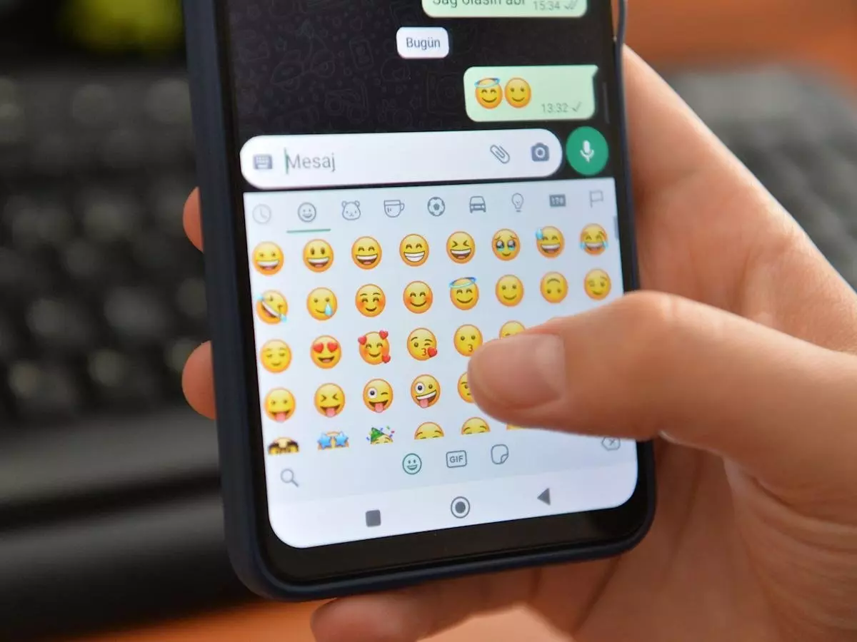 「笑死 emoji 表情符號」升級版曝光！3 步驟設定引網讚：「超實用！」