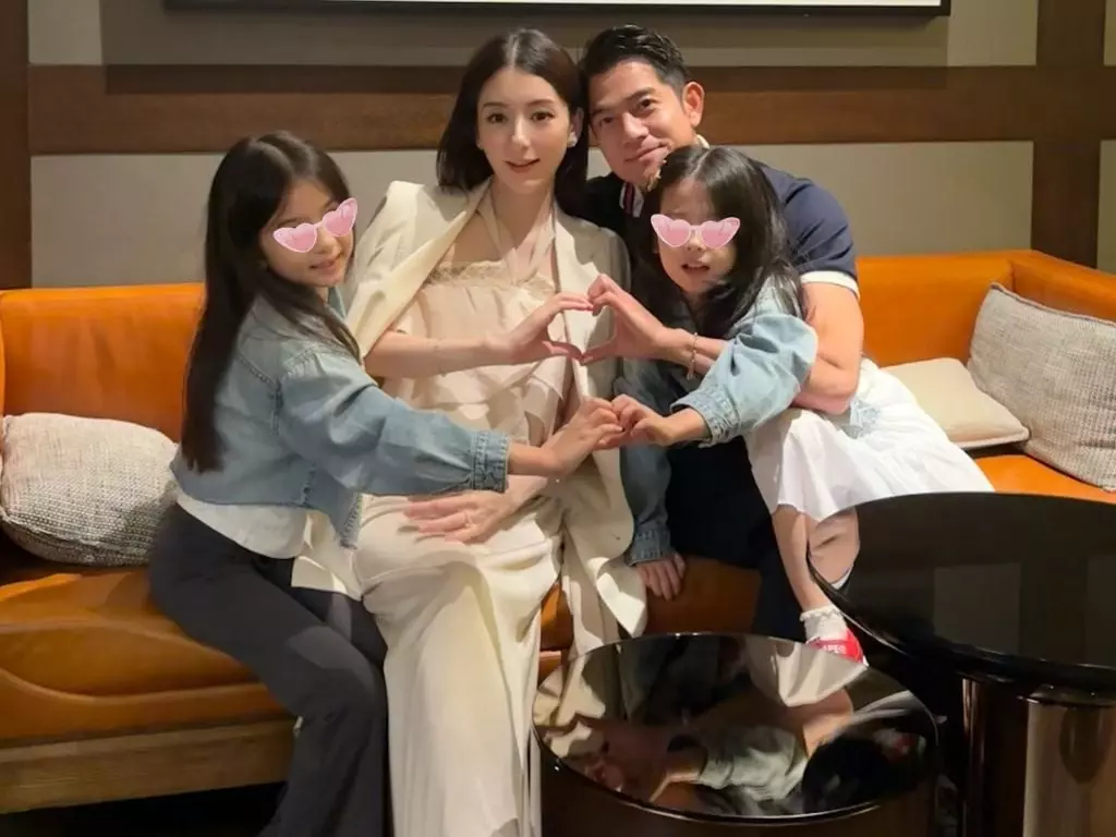 郭富城老婆方媛生日曬全家福！ 懷第三胎身材依舊纖細！