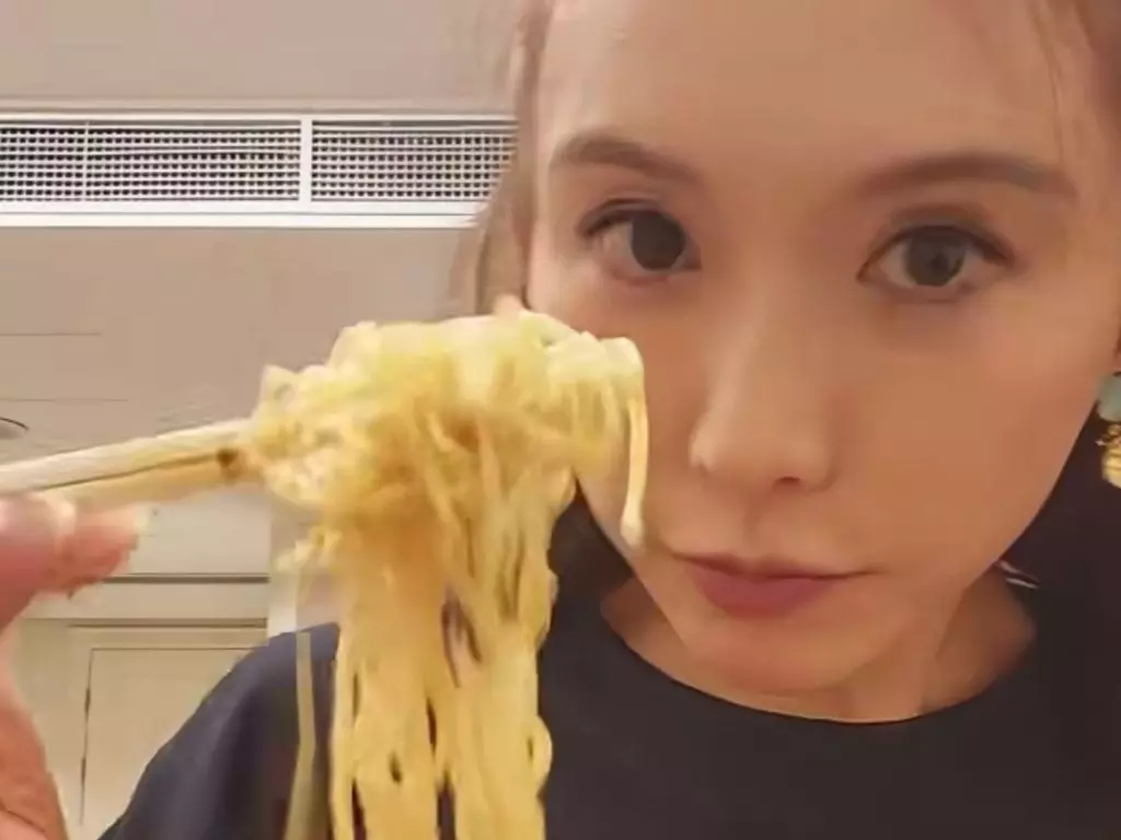 林志玲吃泡麵影片曝光！粉絲驚訝：「女神也會吃 big 桶！」