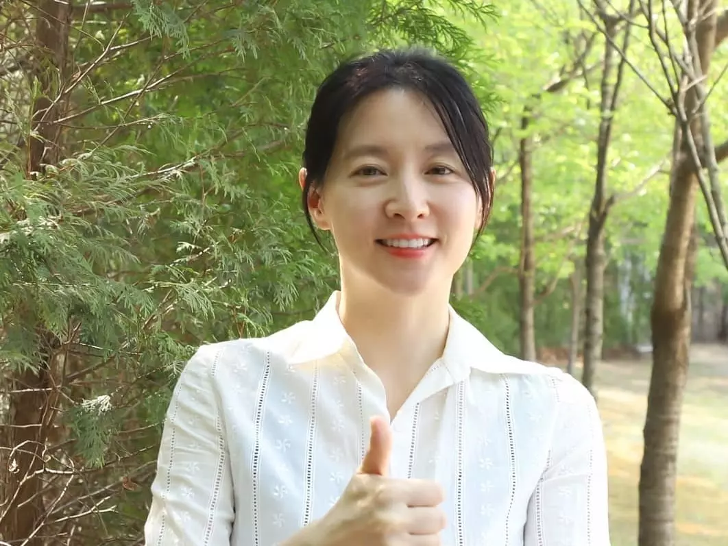 李英愛 IG 曬種菜日常！全素顏狀態驚豔網友：「超凍齡！」