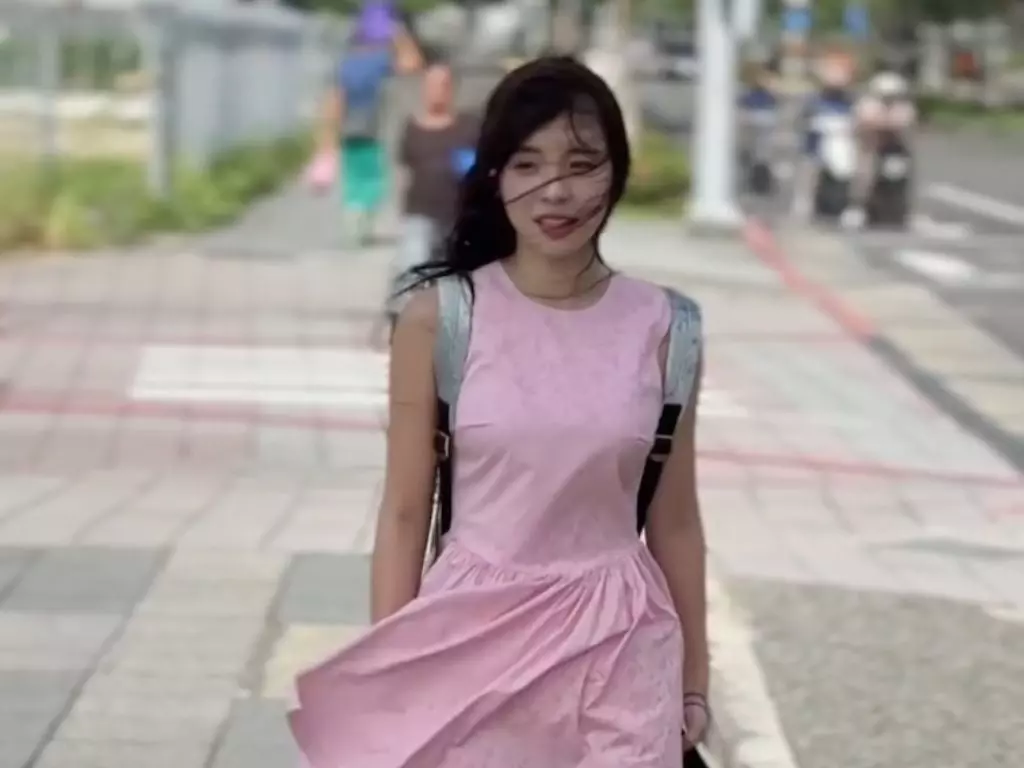 李多慧勇闖颱風！風大到站不穩來仍喊：「來台三年不怕了！」【野生抓正妹】