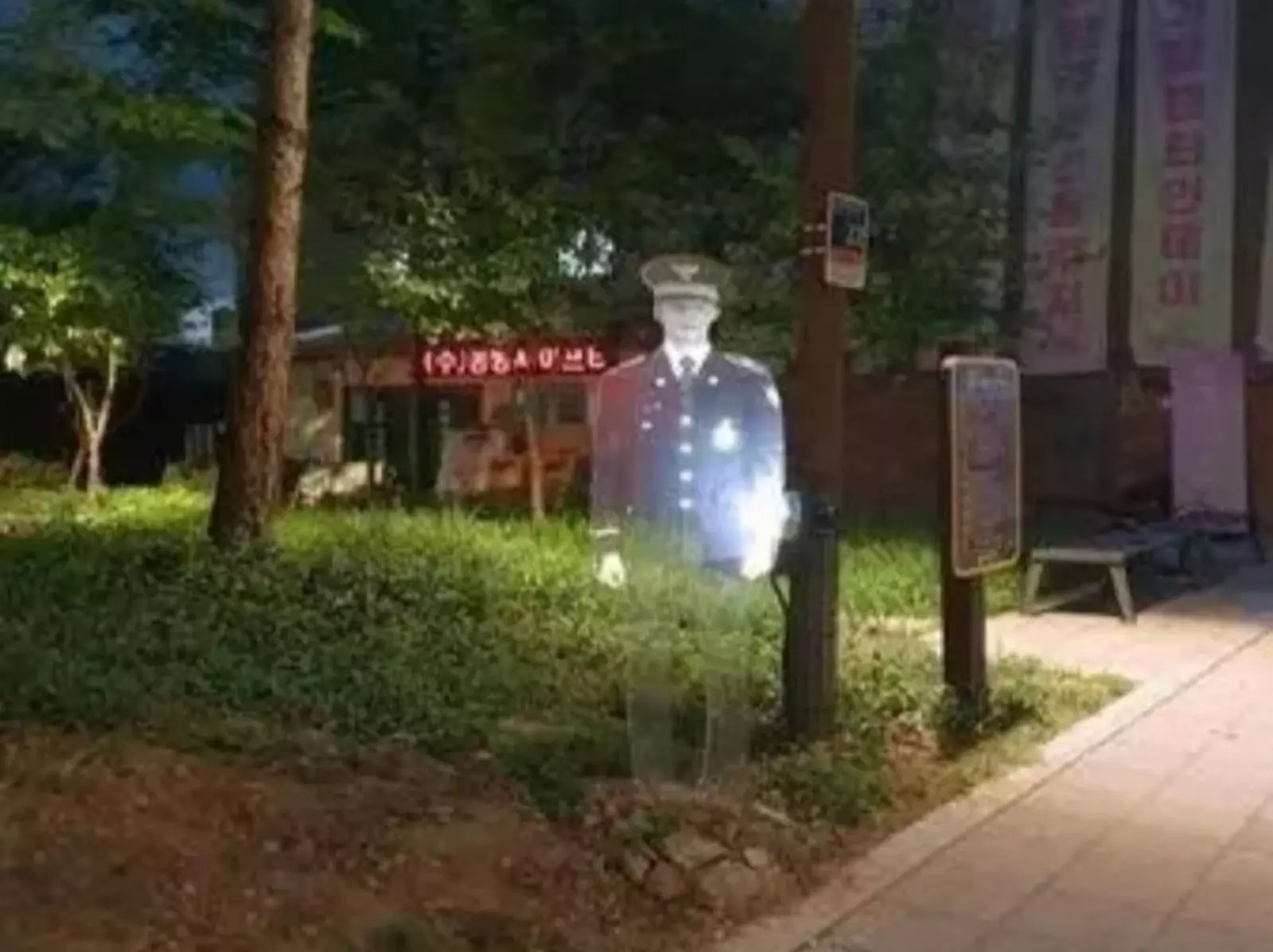 首爾公園夜間驚見「3D 投影警察」！犯罪率下降 22%！網笑：「嚇都嚇死了！」