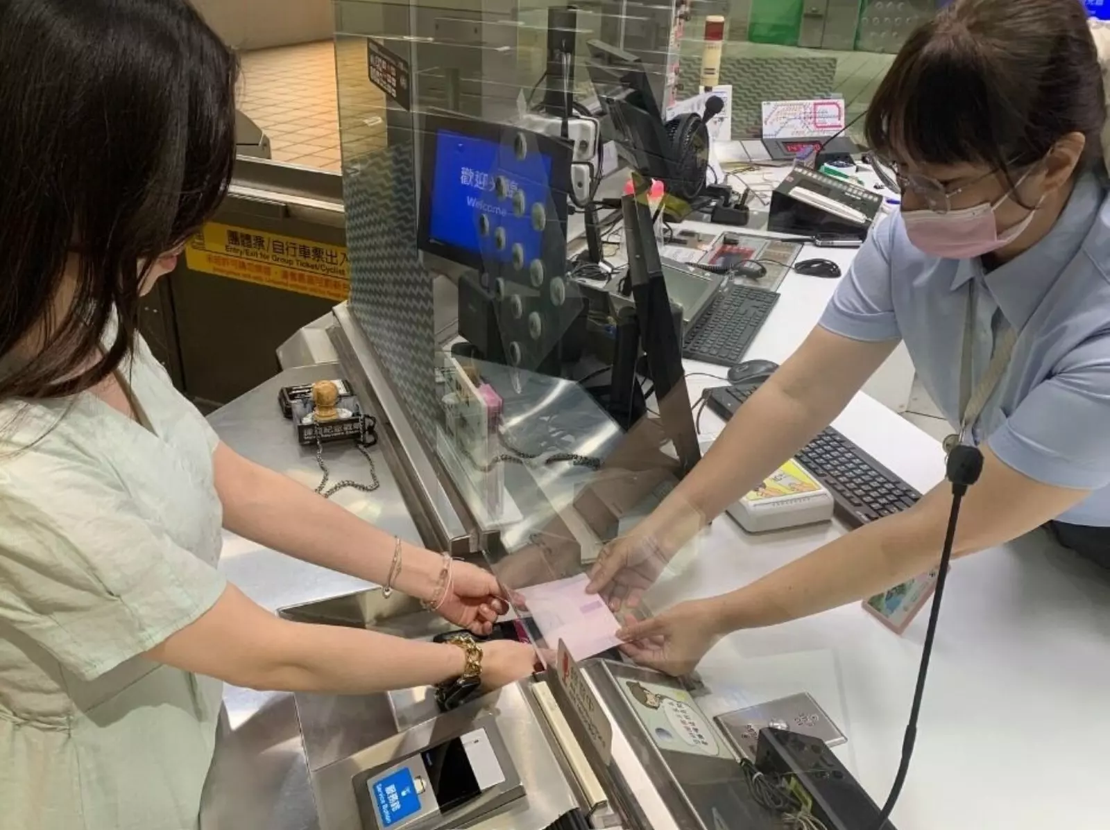 台北捷運解鎖超貼心「新服務」！網讚：「解決女孩們的燃眉之急！」