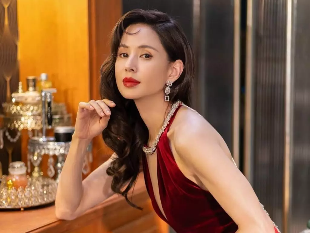《神鵰俠侶》李若彤 59 歲美貌超凍齡！連海關都以為護照造假！