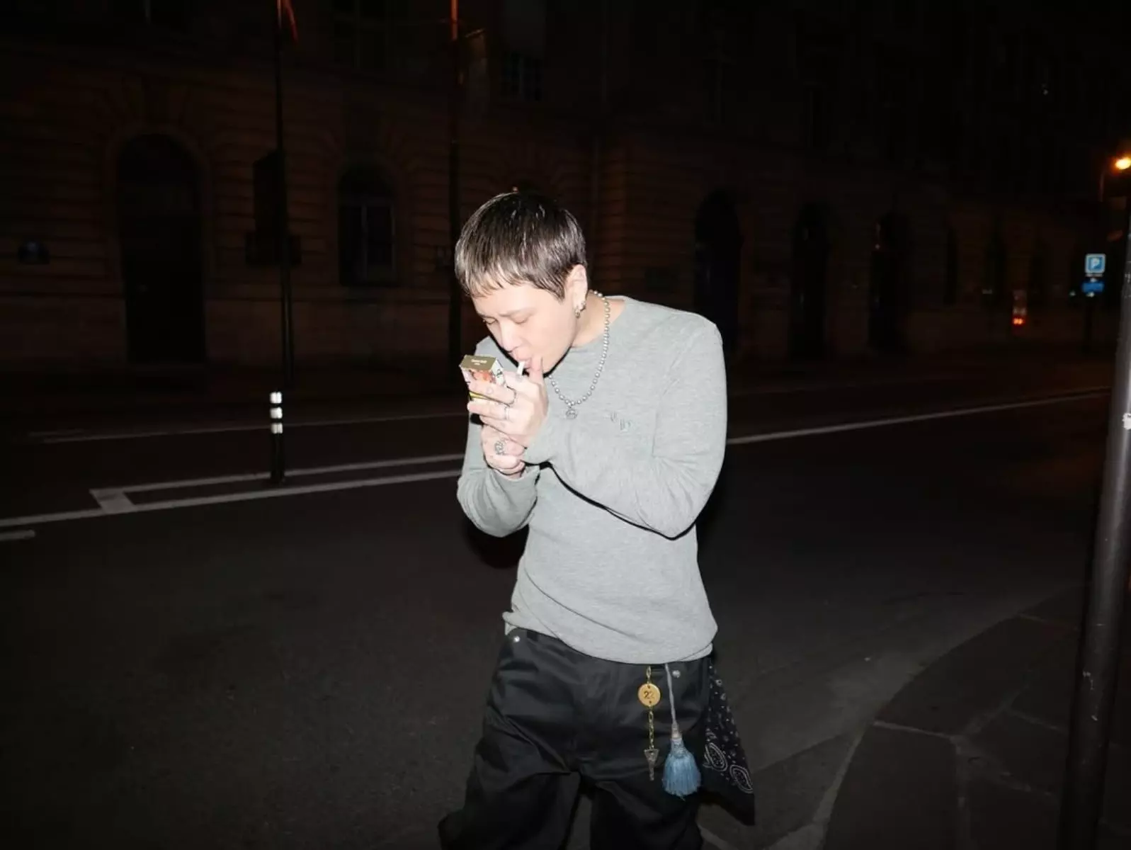 泫雅、龍俊亨巴黎出遊放閃引爭議！街頭抽菸疑觸犯法國法律！