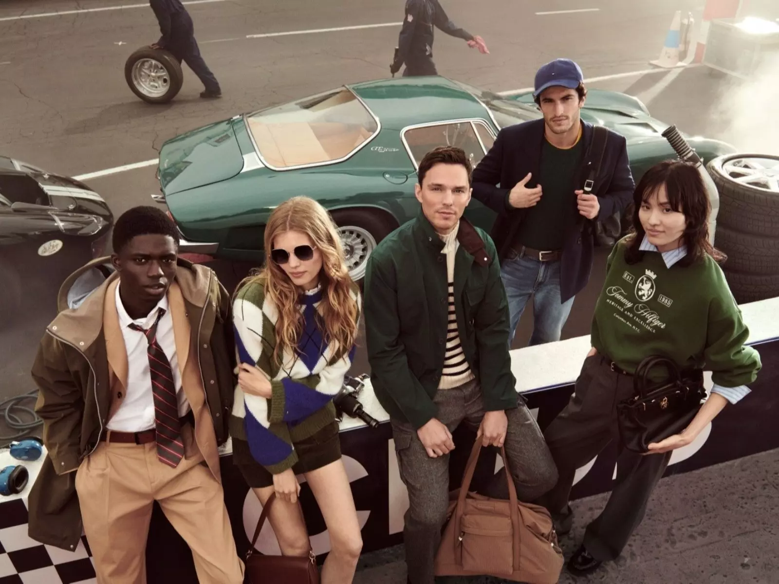 TOMMY HILFIGER 將賽車元素融入 2025 秋季形象主題，開啟「Hilfiger 賽車俱樂部」的大門