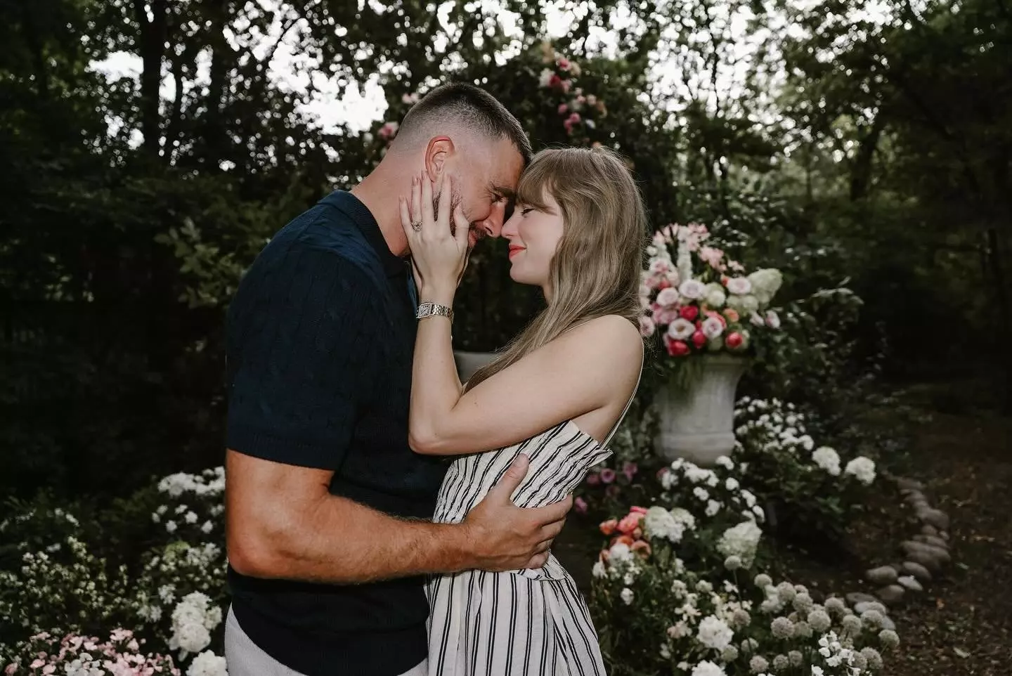 泰勒絲 Taylor Swift 接受男友 Travis Kelce 求婚了！2 年多交往戀情修成正果！