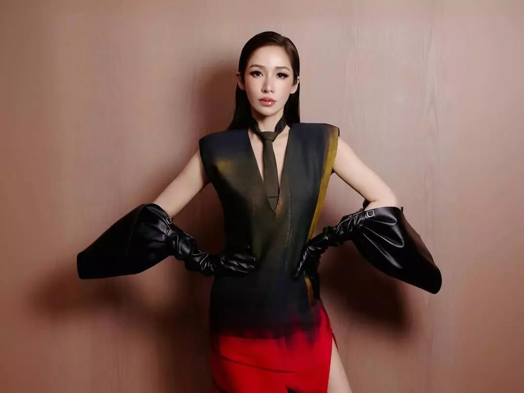 蕭亞軒近況曝光！疑戀上土耳其 CEO，共赴上海工作引關注！