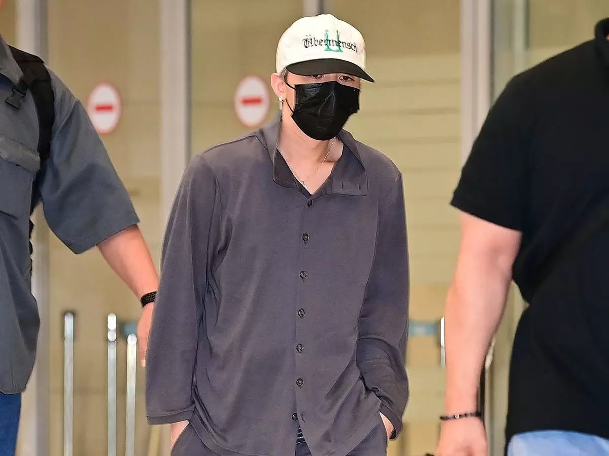 GD 權志龍機場睡衣穿搭掀熱議！原來身穿的是大韓航空「頭等艙睡衣」！