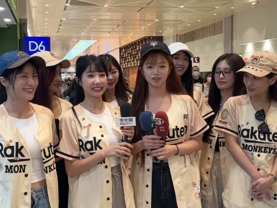 樂天女孩美國巡演首站登場！巧遇東園少棒害羞合照引熱議！