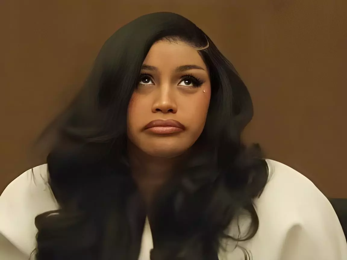 Cardi B 被告施暴案出庭！真性情發言、浮誇反應成網路迷因瘋傳！