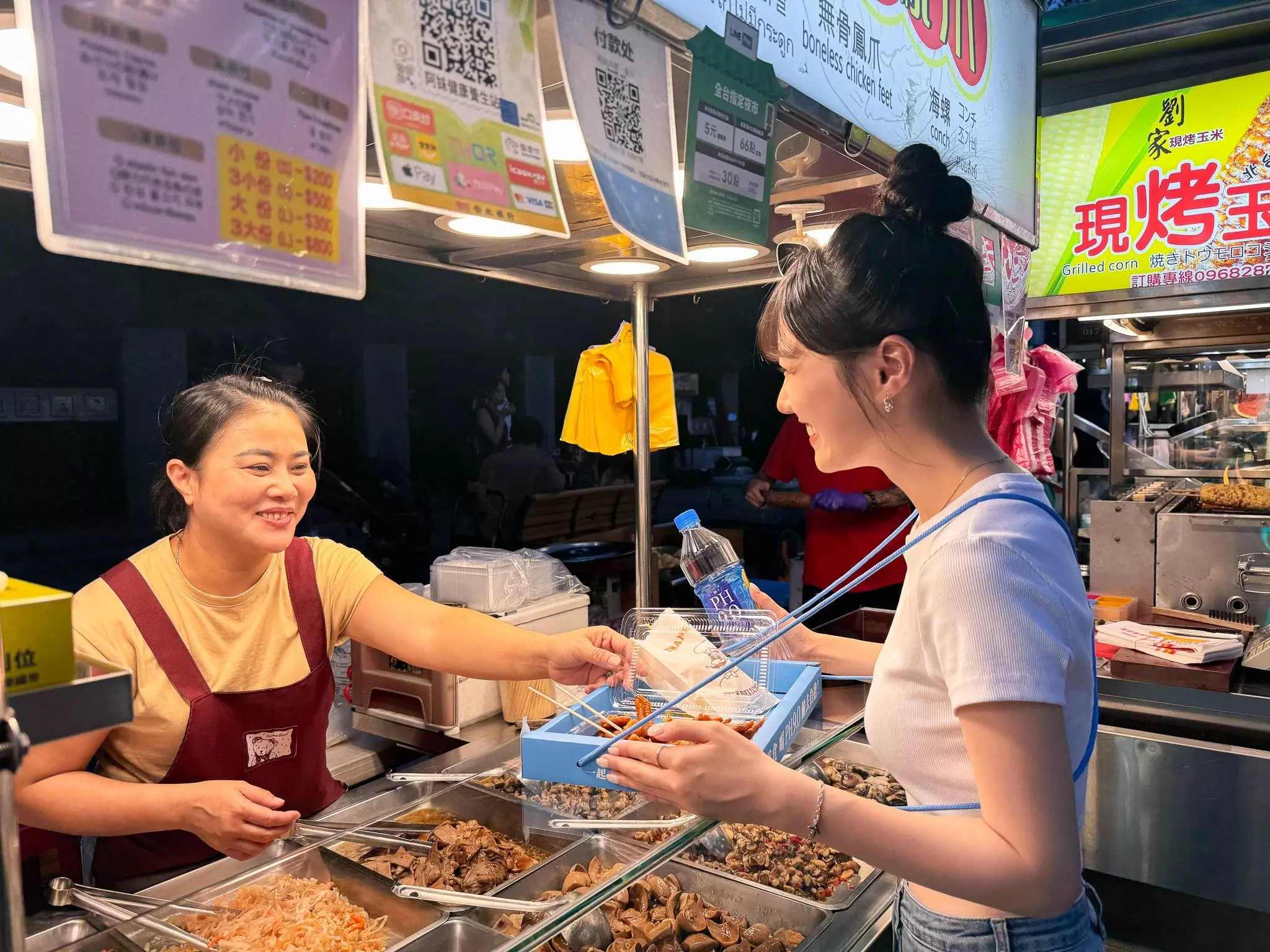 台灣寧夏夜市「逛夜市神器」爆紅！網友狂讚：「絕佳發明！」