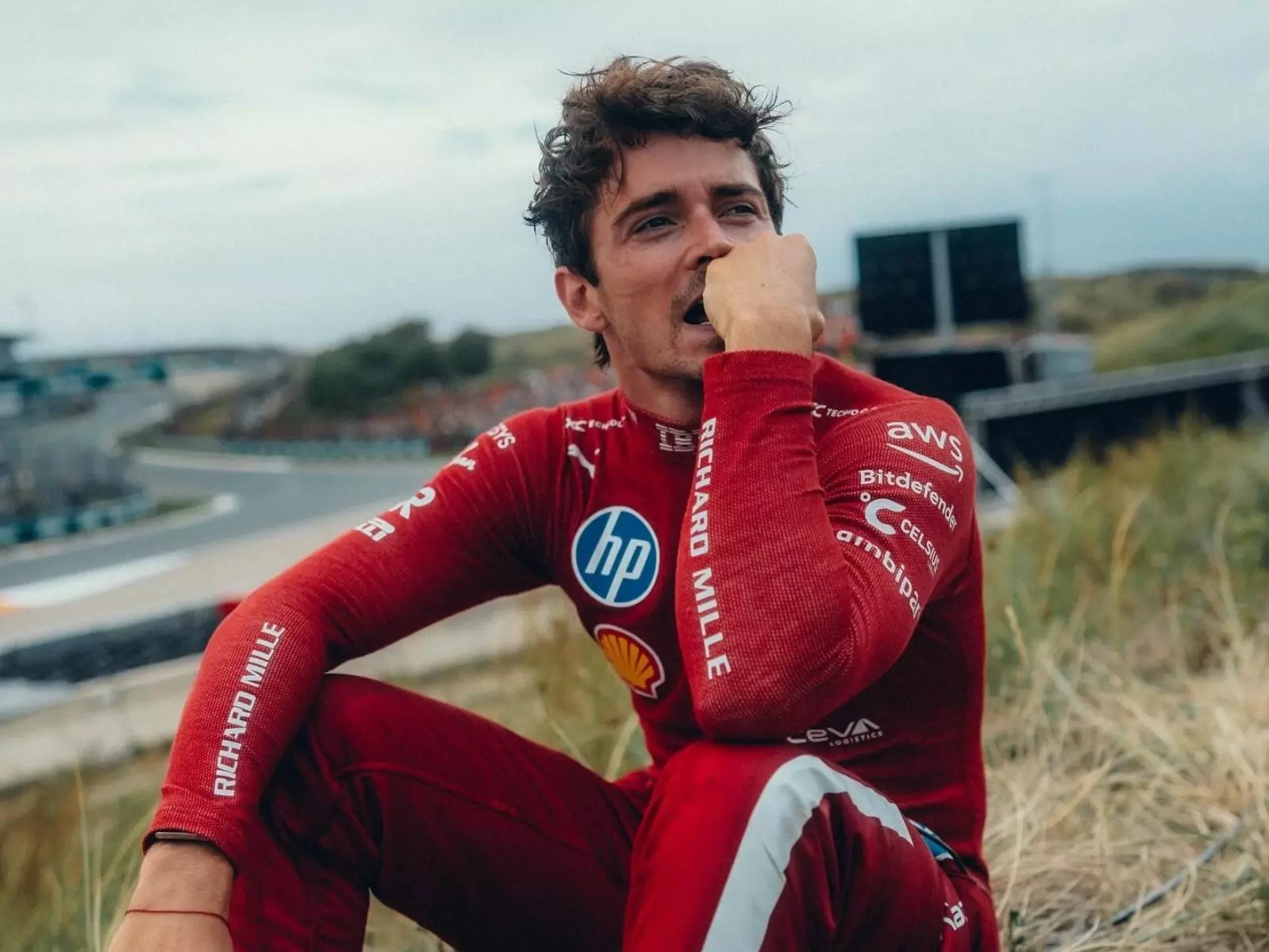 F1 荷蘭大獎賽 Charles Leclerc 撞車退賽落寞神情曝光！長太帥引網歪樓「是在拍寫真吧！」