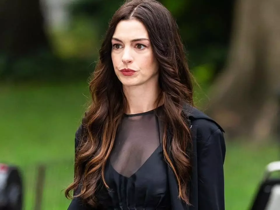 安海瑟薇 Anne Hathaway《穿著 Prada 的惡魔 2》片場護童勸阻狗仔！畫面曝光引兩極網評：「有點假！」