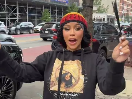 Cardi B 法庭迷因照變專輯封面！親自上街叫賣引網讚：「根本行銷鬼才！」