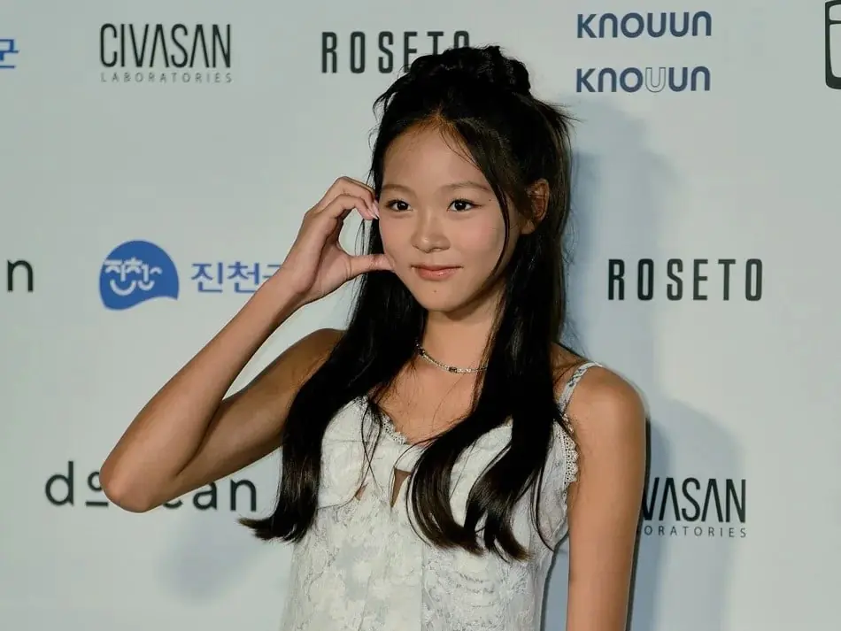 《超人回來了》GD 曾帶的小孩秋小愛近況曝光！14 歲身高 174 高挑比例引熱議！