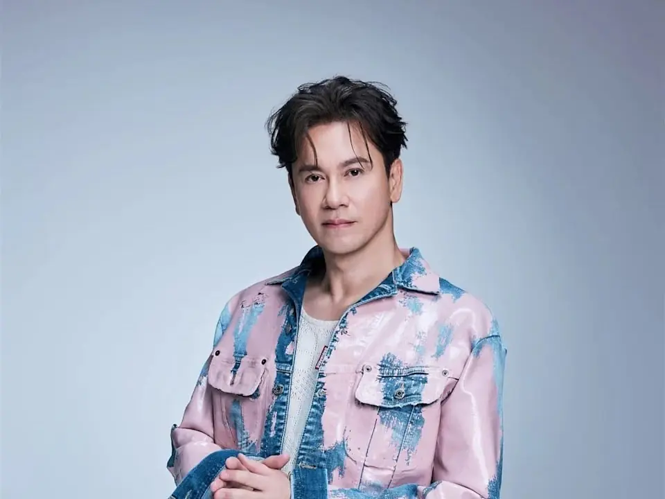 李聖傑演唱會小巨蛋消息頻傳！曬浴袍照，大秀結實胸肌引熱議！