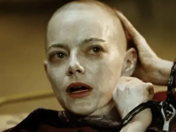 艾瑪史東 Emma Stone 光頭造型曝光！影迷驚呼：「史上最恐怖」