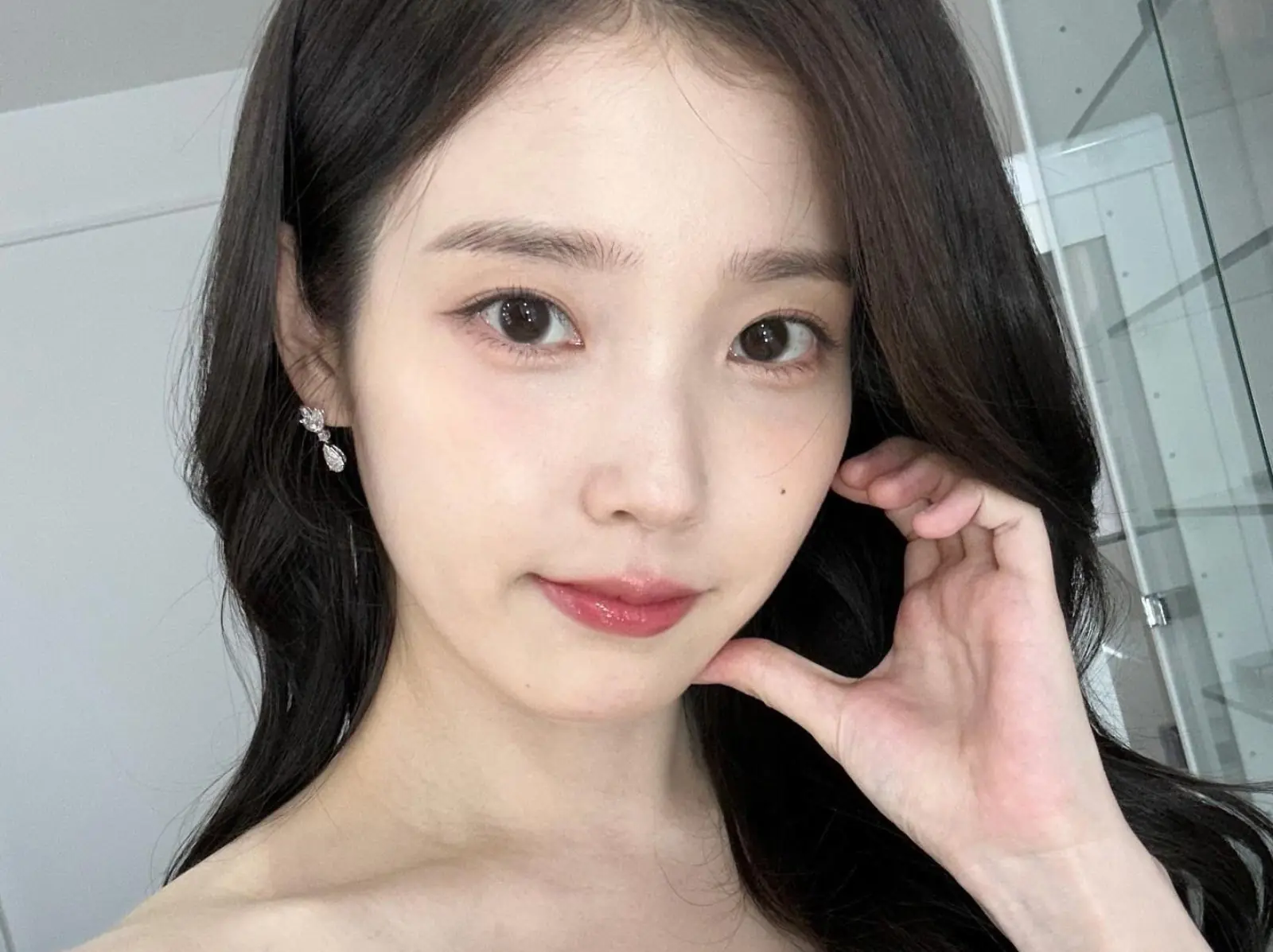 IU 李知恩粉絲見面會彩排後留下來親簽合影！網讚：「難怪多年來人氣不減！」