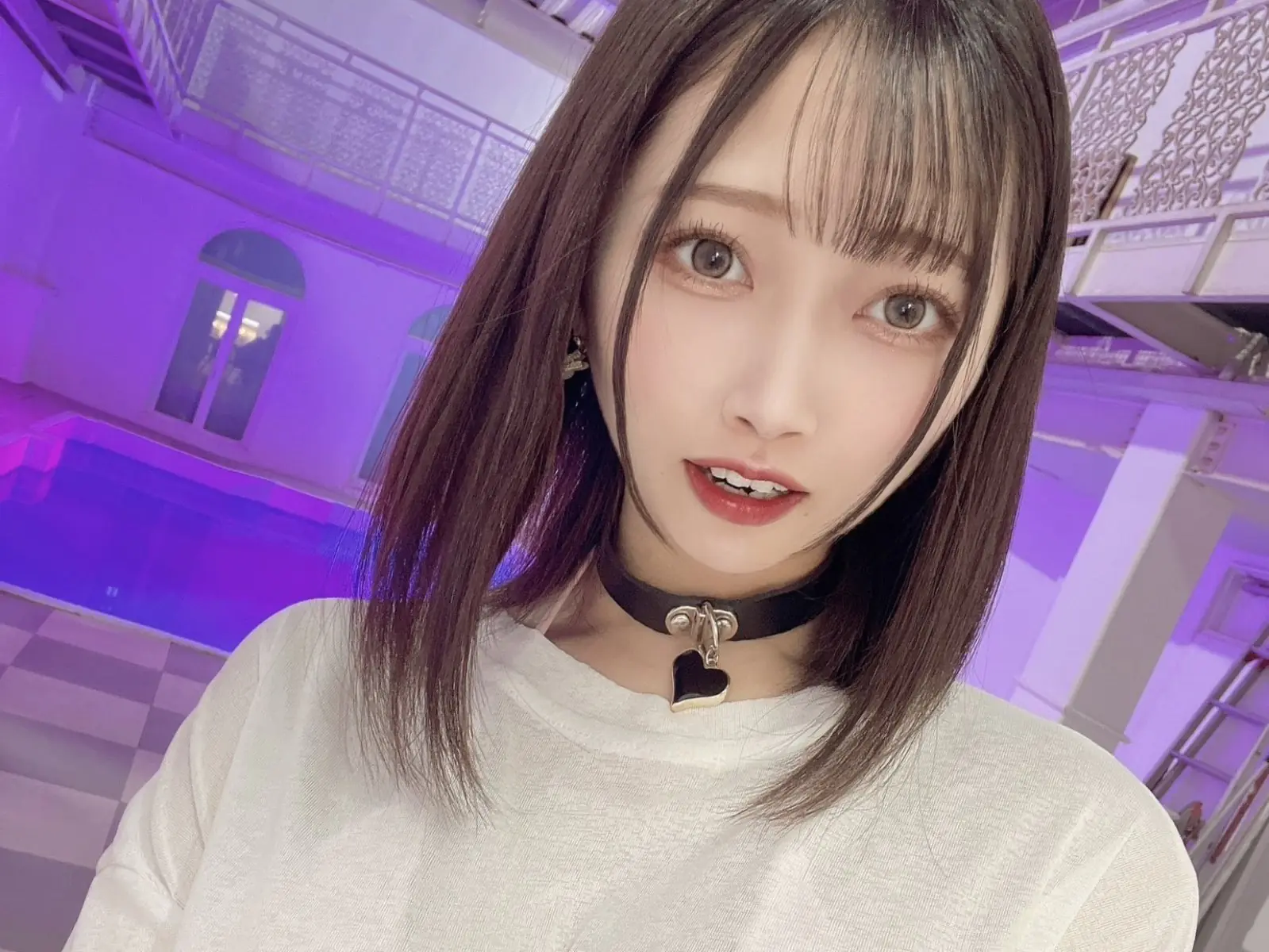 日本偶像 Phakchi 外穿 CK 內衣逛街，J  級炸裂身材連當地政府都迫切關注！【野生抓正妹】