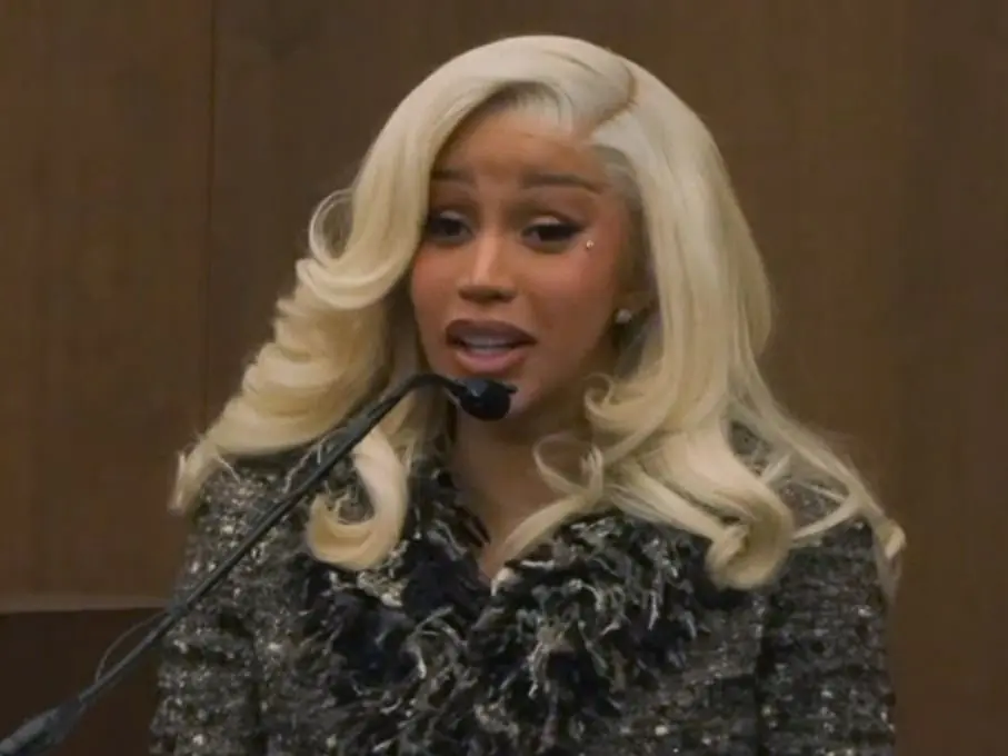 Cardi B 法庭迷因全網瘋傳！親曝打瞌睡、丟筆是真實反應自嘲：「至少這次是正面新聞！」