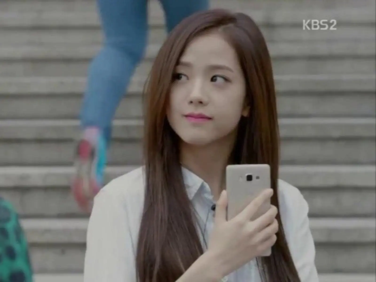 Jisoo 十年前戀綜打敗 IU 尷尬片段瘋傳！網友驚呼：「是 YG 搞的鬼！」