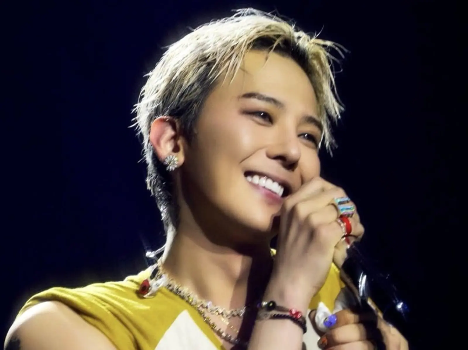 GD 權志龍世界巡演認出全勤粉絲，幽默問：「Are you rich？」