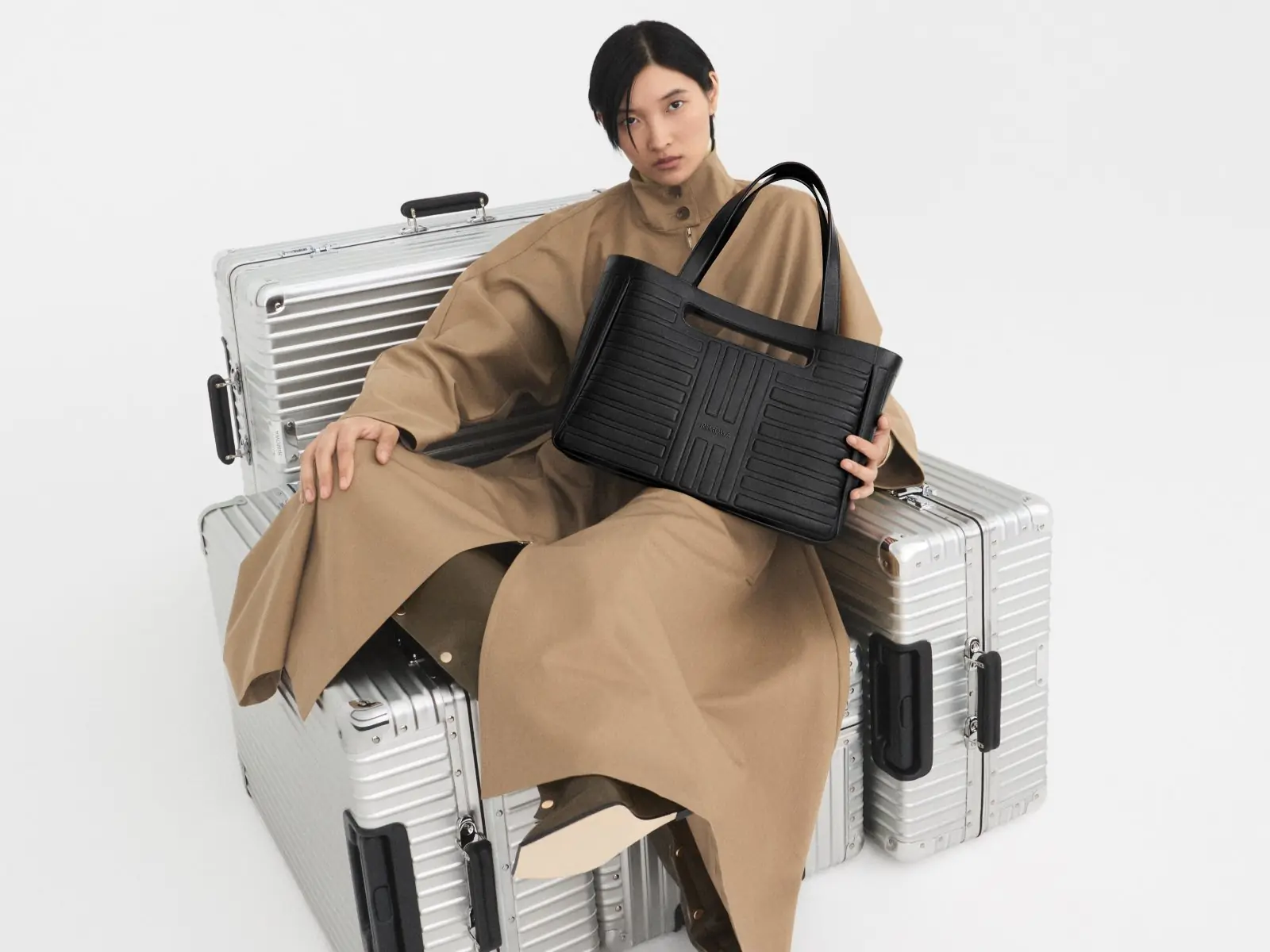RIMOWA 演繹現代設計新風貌 GROOVE 系列！專為日常出行而生的頂級皮革包袋！