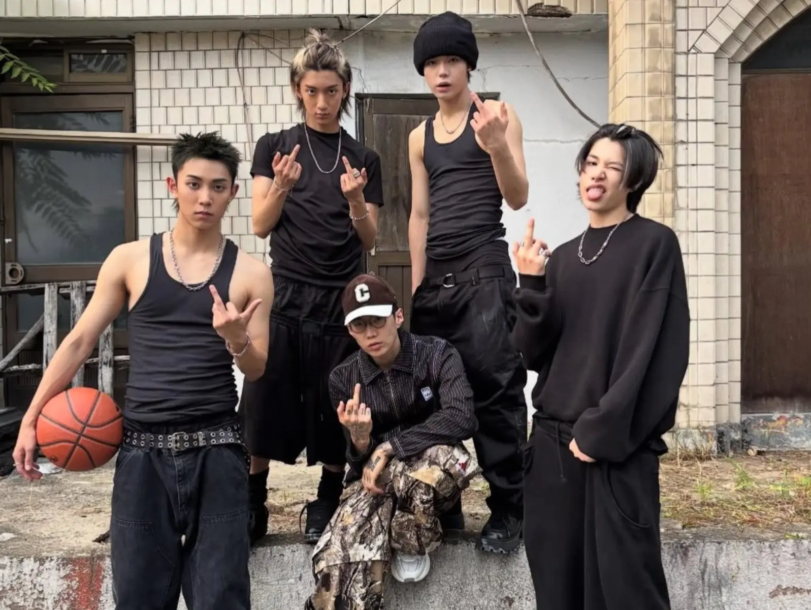 朴載範新男團 LNGSHOT 全員比中指惹議！ 網友傻眼：「根本是 8+9！」