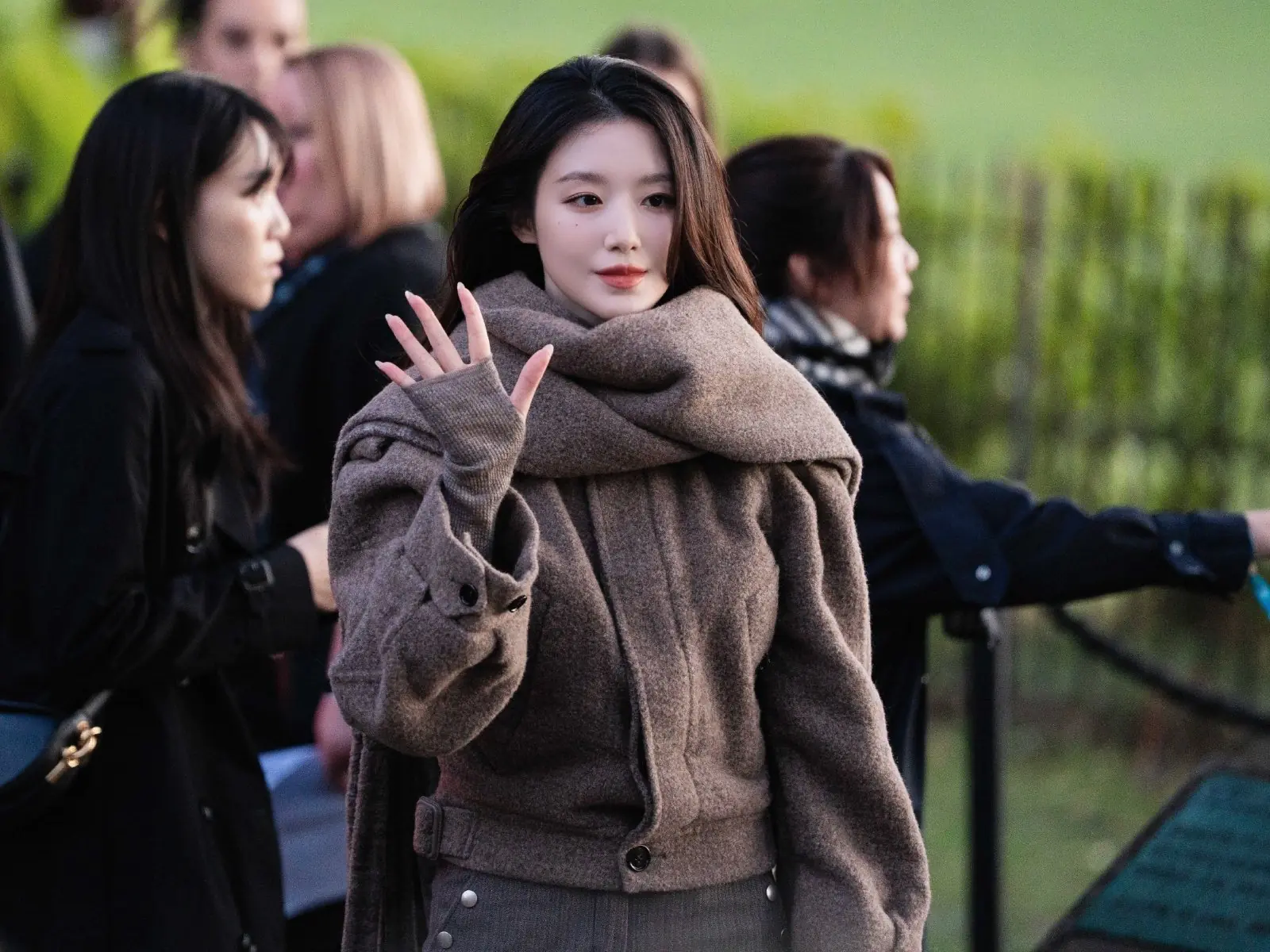 i-dle 舒華身高 161、體重 45 首度征戰時裝週！5 套穿搭造型美出新高度～