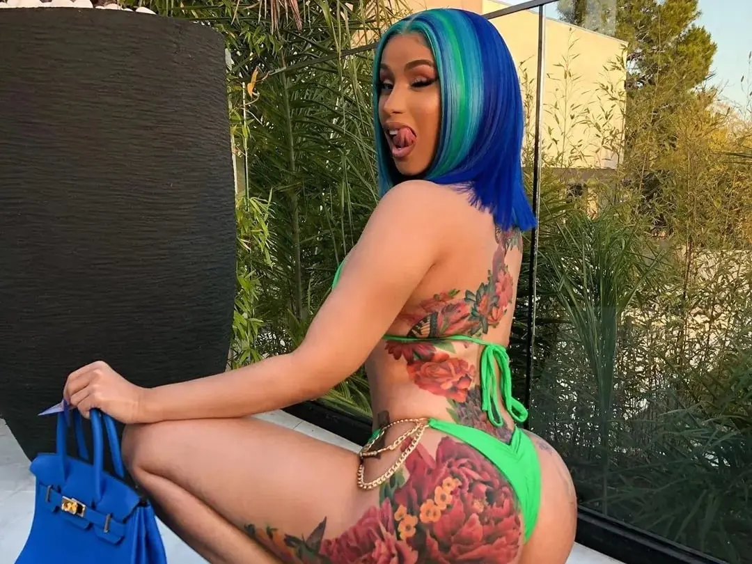Cardi B 自曝臀部穿洞細節！首度澄清：「我真的沒有做增大手術！」
