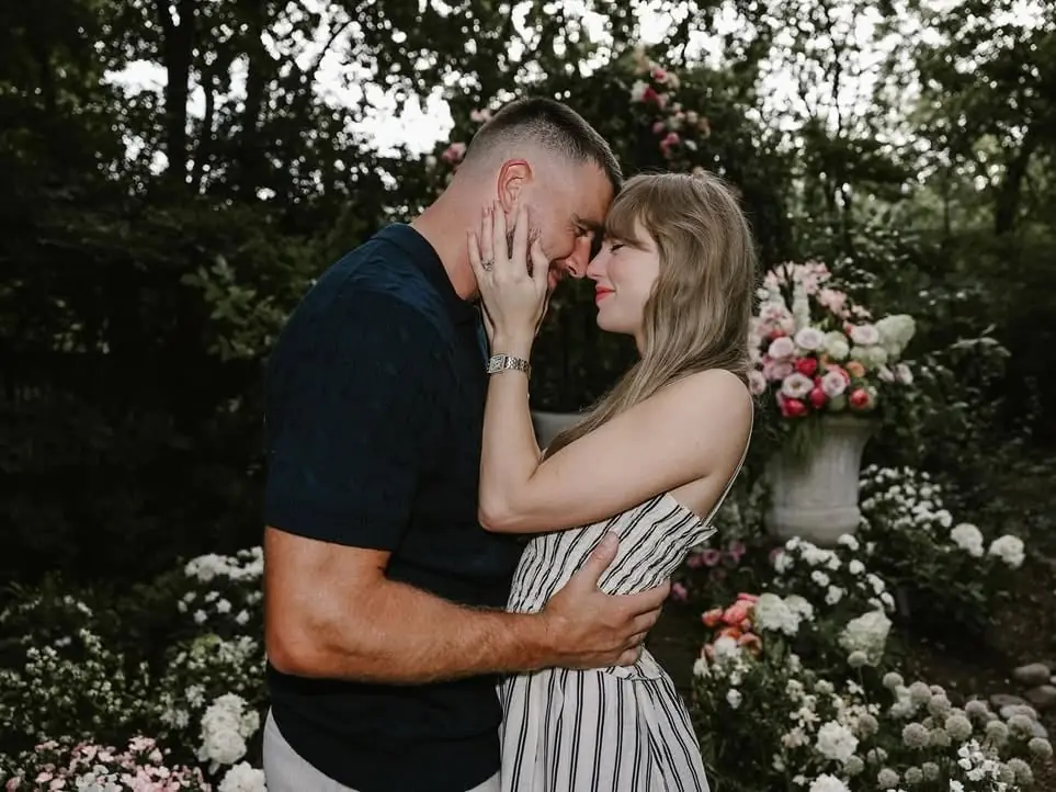 泰勒絲、Travis Kelce 才剛訂婚！準婆婆急催生：「想抱孫！」