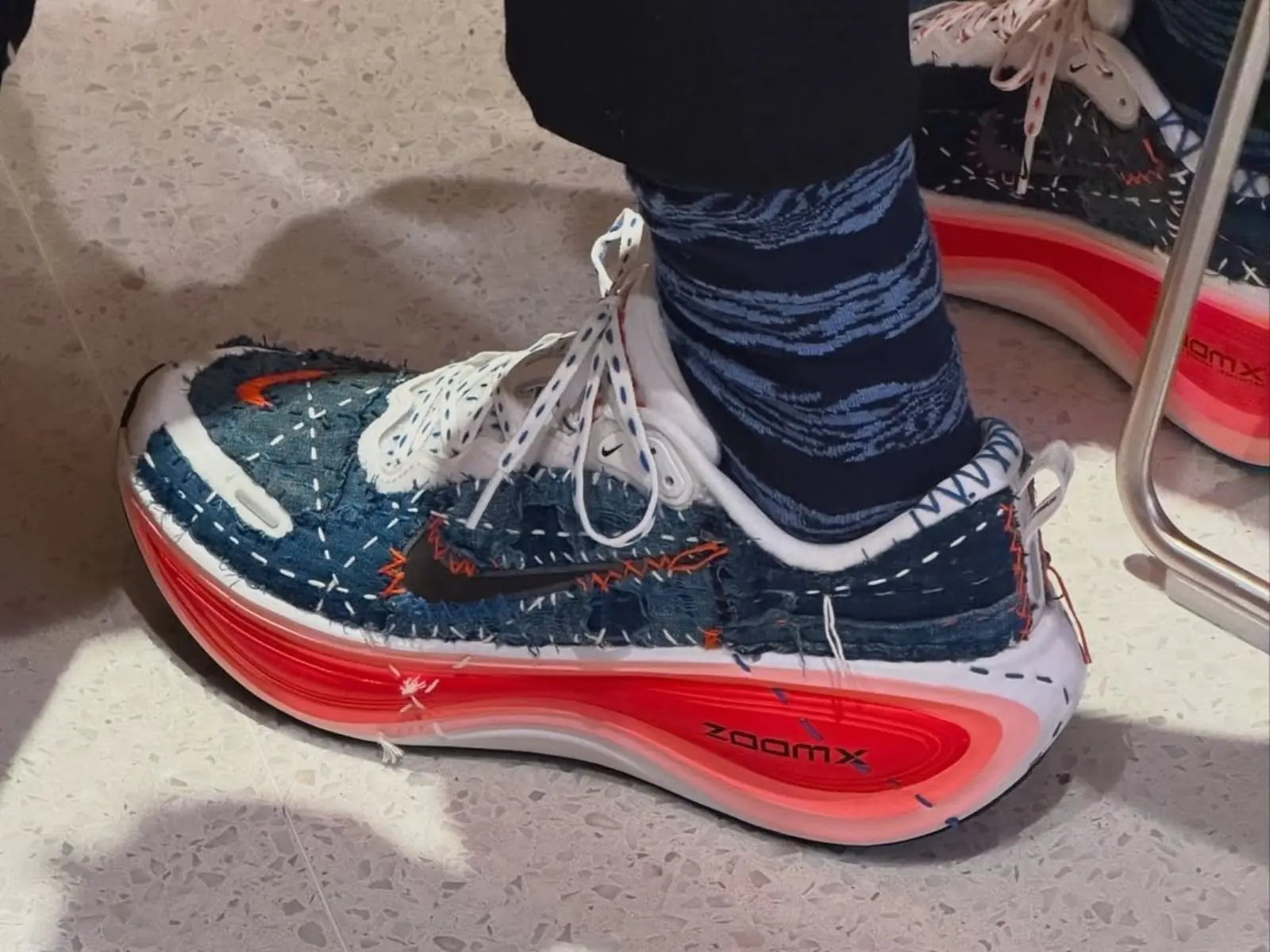 蘋果執行長也愛潮鞋？atmos 創意總監捕捉 Tim Cook 上腳 Nike Vomero Plus 改製款