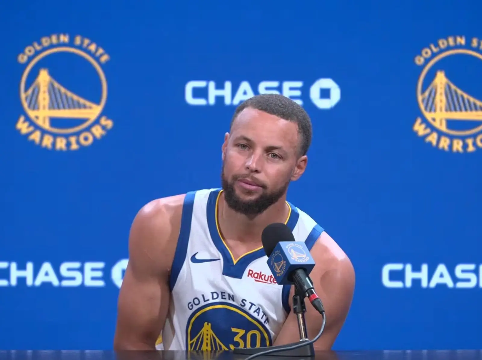 NBA／Curry 首度談 Kuminga 合約風波：「當他來到這裡時就該展現專業的精神！」