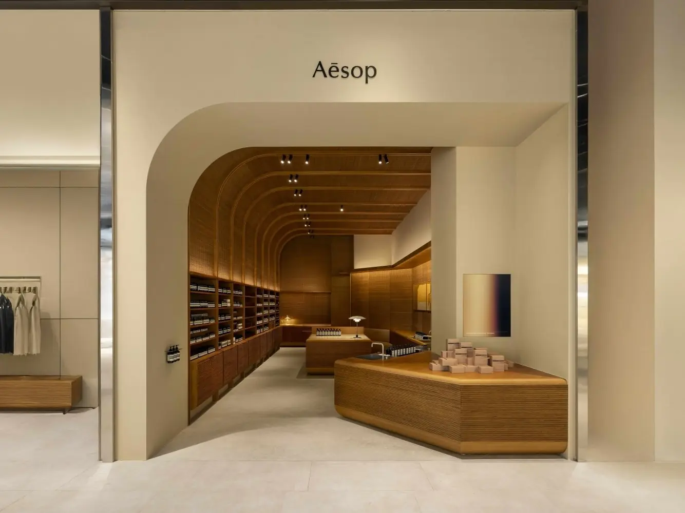 Aesop 台南小北門門市登場！竹簾、木格柵與台灣老屋元素交織空間美學｜【設計・潮】