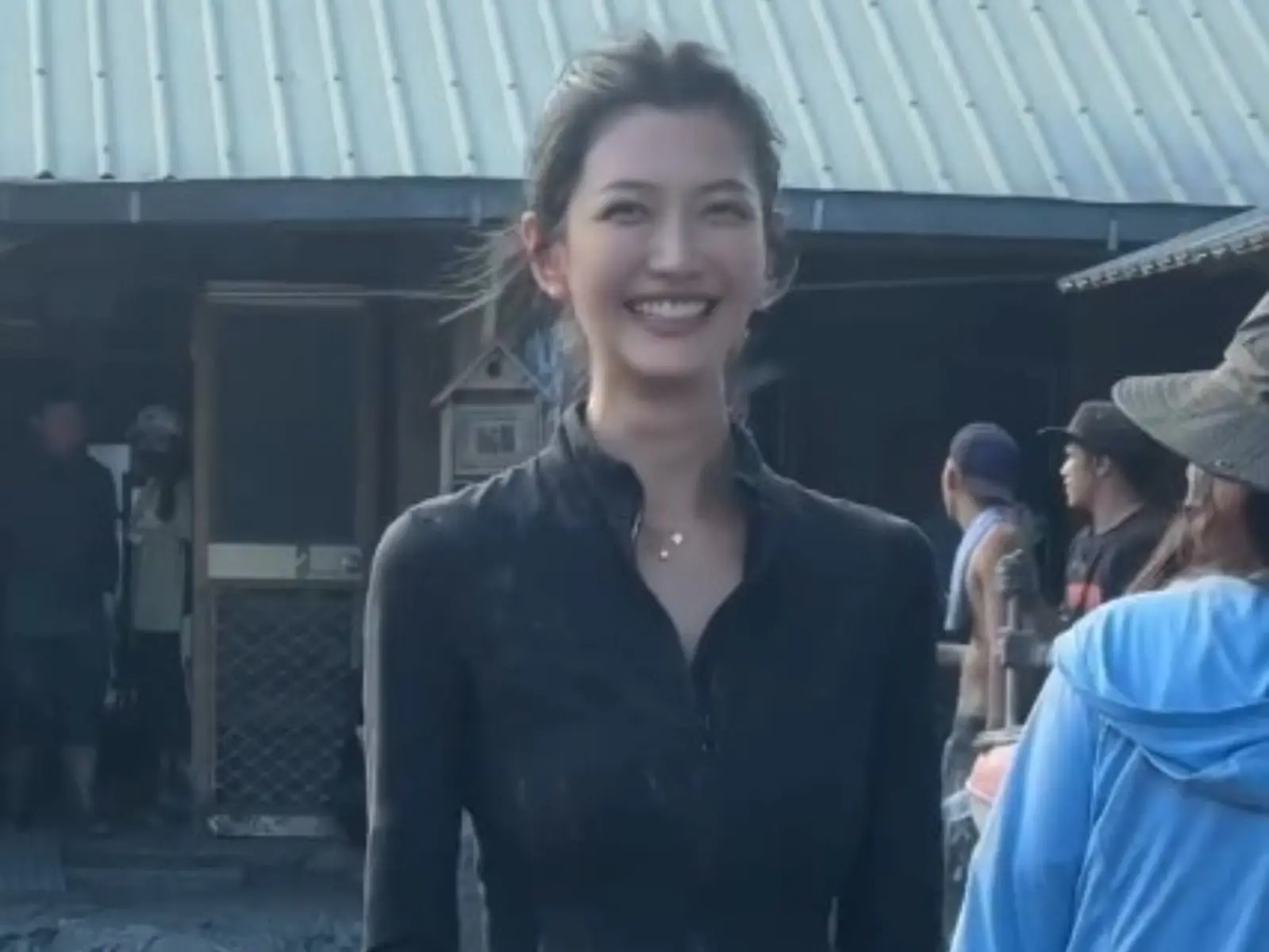 吳宜樺花蓮災區化身「鏟子超人」！國際名模人美心也美獲大眾狂讚！【野生抓正妹】