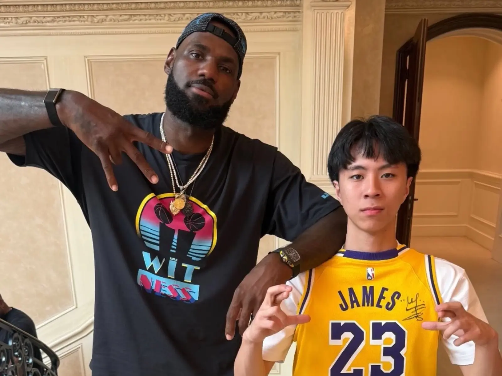 最強高中生 Ray 與詹皇 LeBron James 合體了！合照＋要簽名再度引網狂讚「Ray 生我夢！」