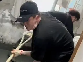 孫生花蓮救災吸煙遭批作秀！本人親回：「我們是來真的！」