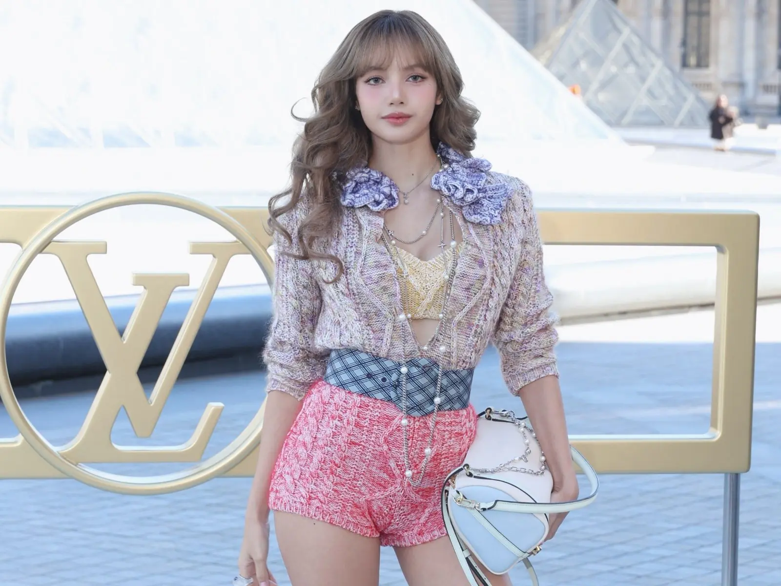 BLACKPINK 成員齊亮相巴黎時裝週！Lisa 辣秀逆天美腿、Rosé 化身性感女郎⋯秀場造型亮點一次看！